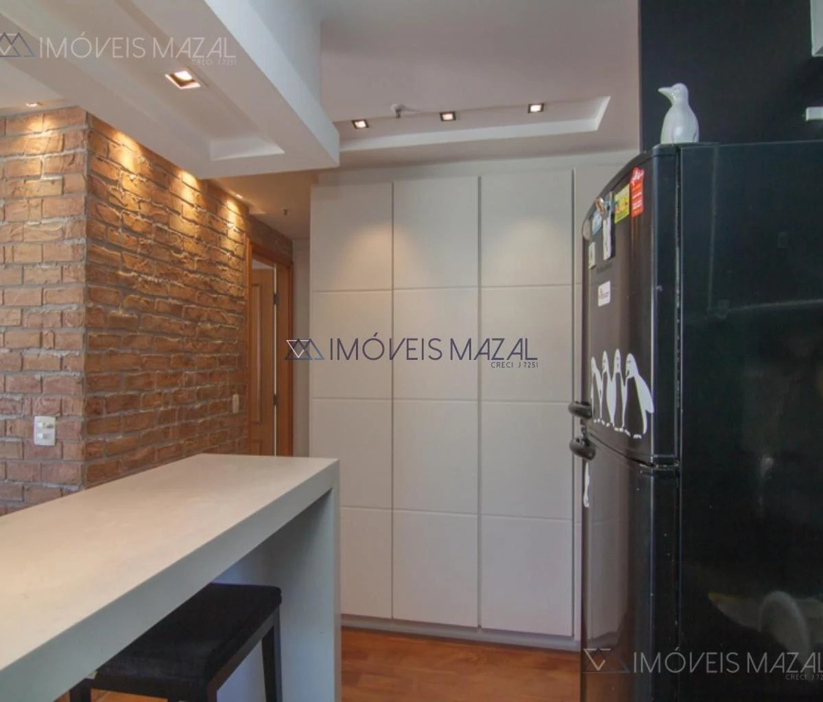 Glass-enclosed balcony in a one-bedroom apartment, 102 m² — photo 28