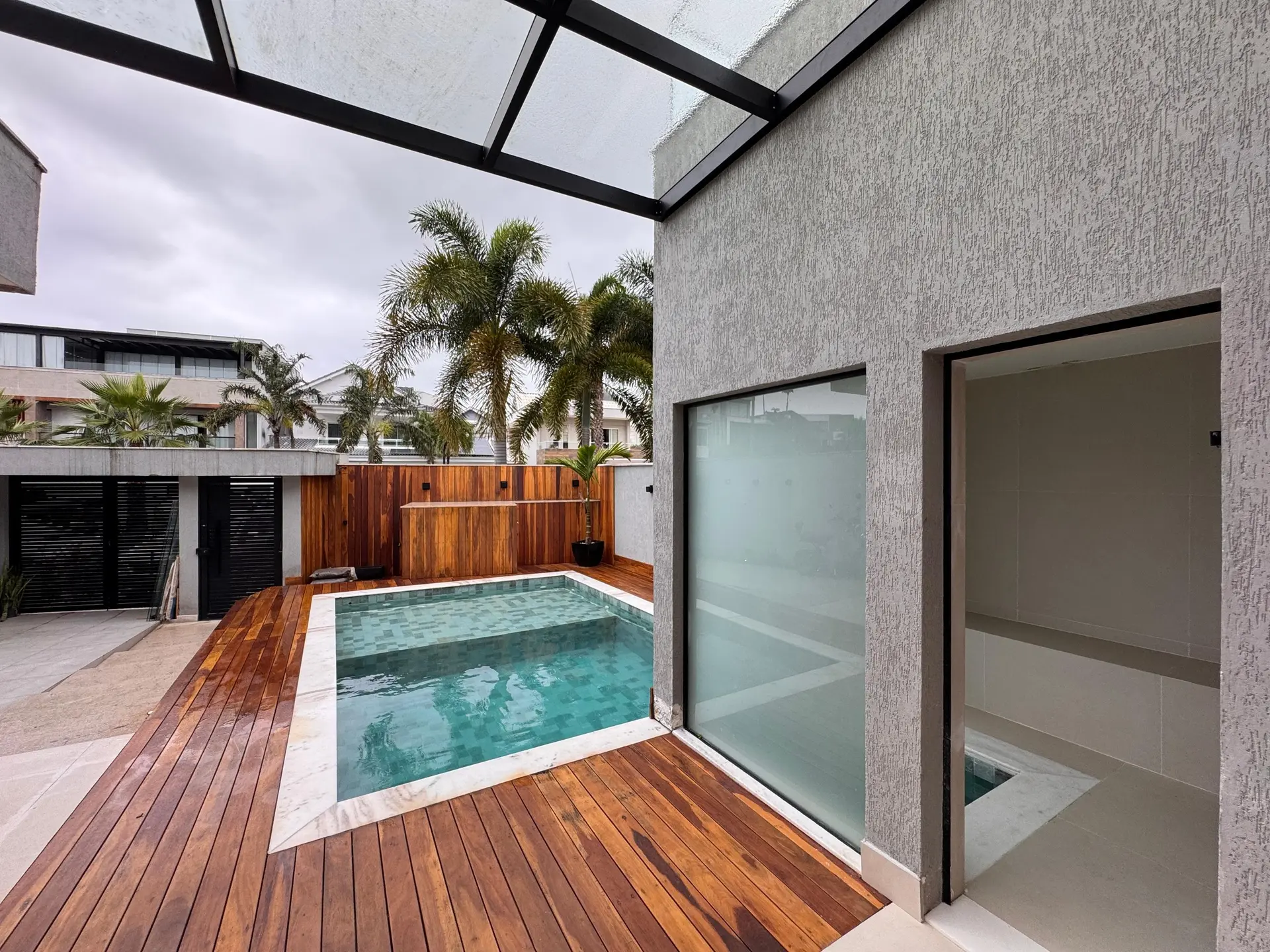 4-bedroom house with floor-to-ceiling windows