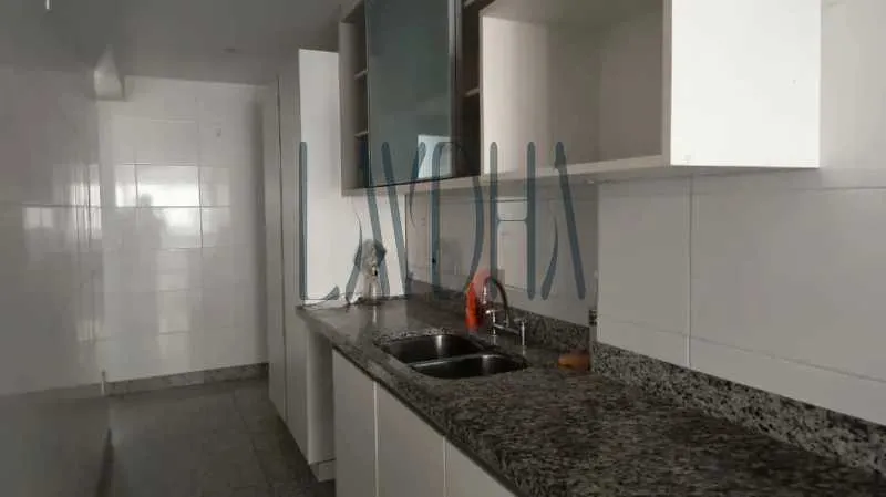 Residential apartment with 4 bedrooms and 4 bathrooms — photo 8
