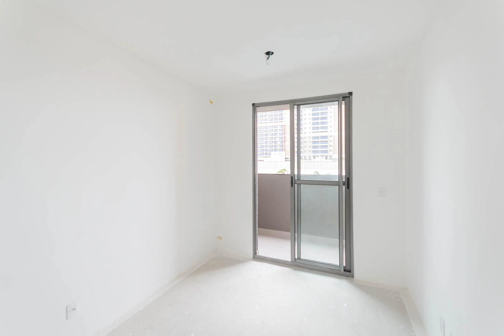 2-bedroom apartment with a suite and a glass balcony — photo 23
