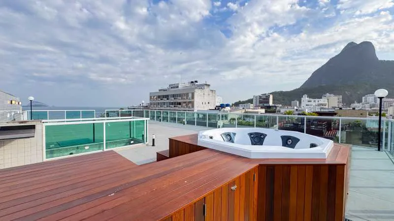3-bedroom apartment in a building with a pool — photo 3