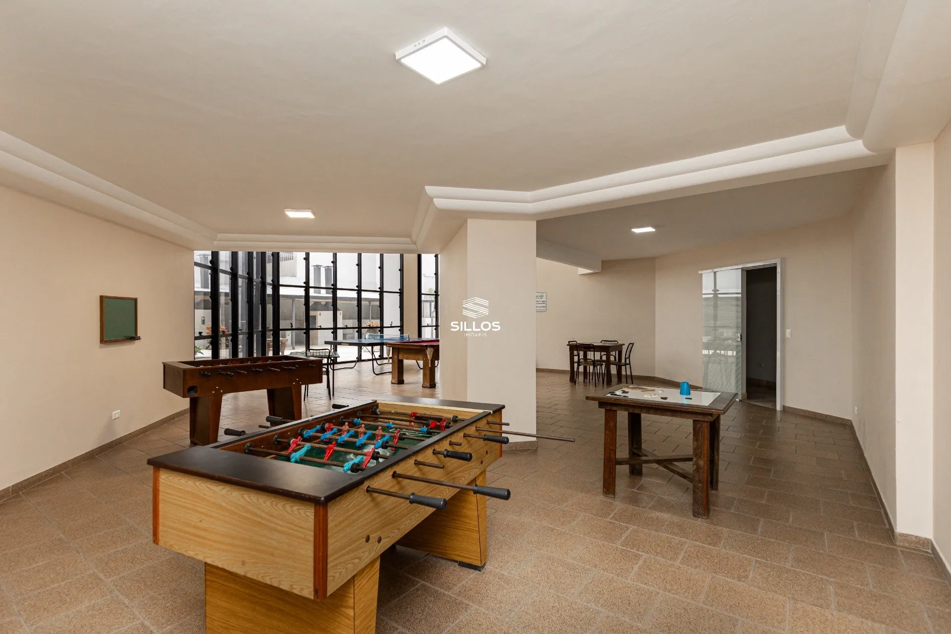 121 m² apartment with a glass-enclosed balcony and a bathtub — photo 24