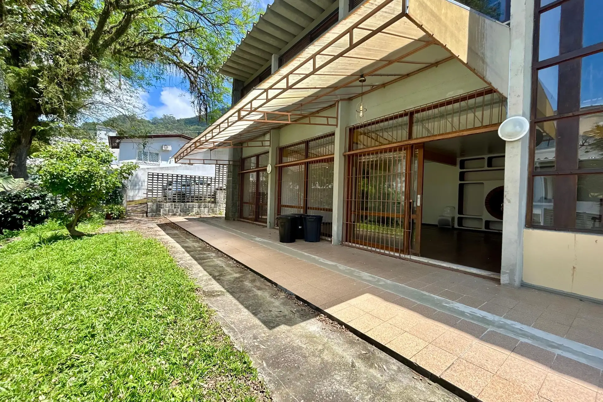 300 m² house with a jacuzzi and a bathtub — photo 6