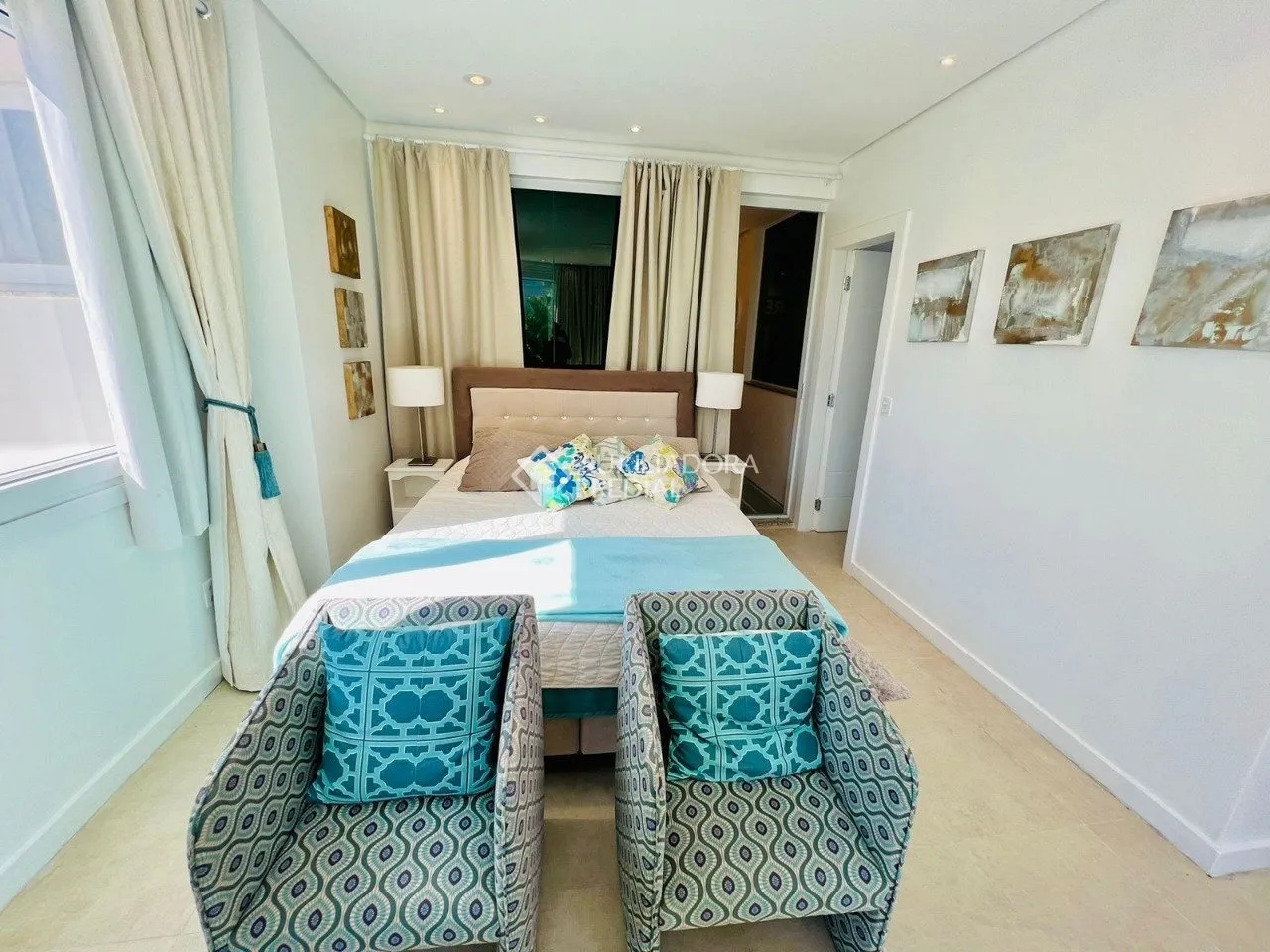 House with 6 bedrooms and an open kitchen with gas stove — photo 7