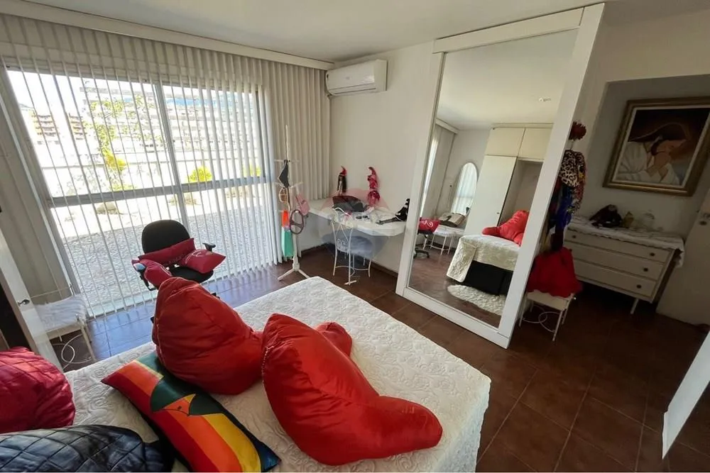 Furnished 4-bedroom apartment with 2 baths and 183 m² — photo 20