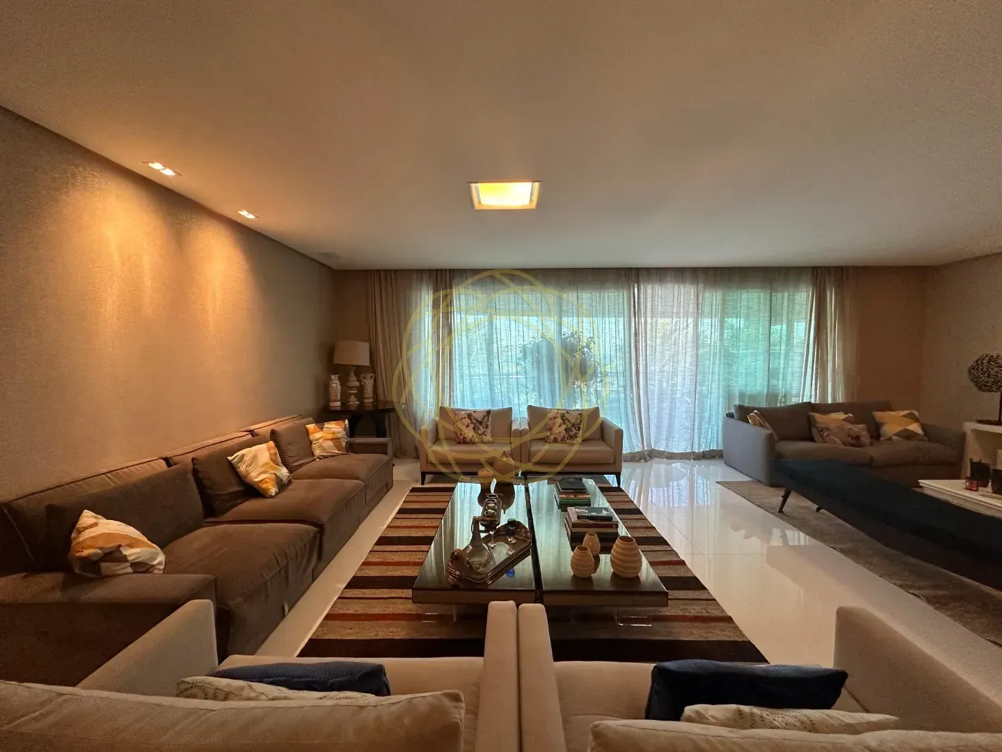 Furnished 393 m² apartment with open kitchen and 4 suites