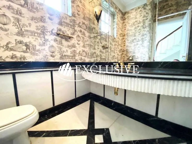 Bathtub in a 5-bedroom house, 881 m² — photo 20