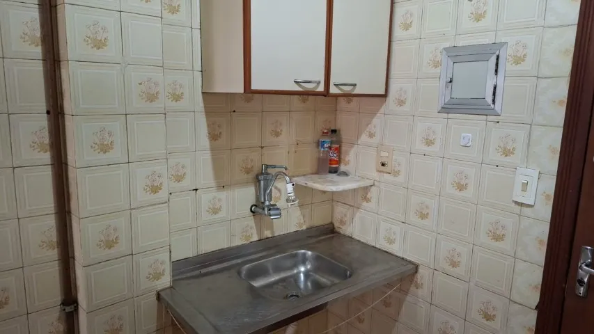 Studio sem mobília com cozinha compacta e vista de montanhas