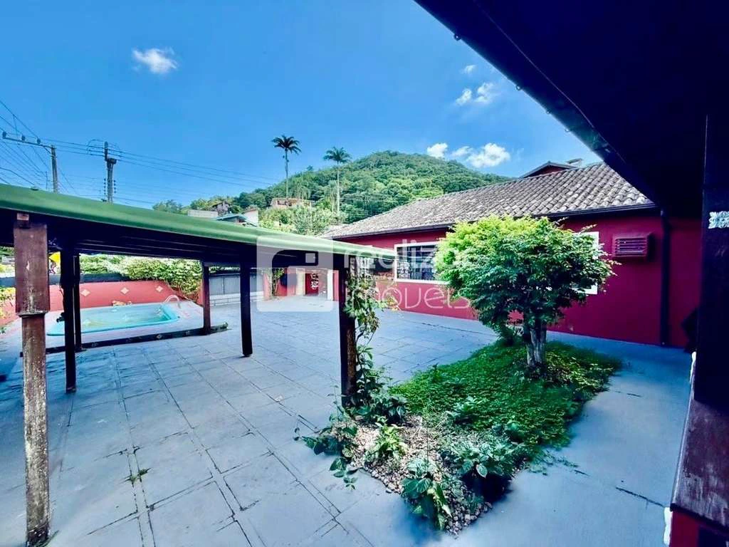 House with 4 bedrooms and a private BBQ area — photo 5