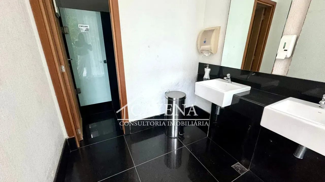 Furnished 4-bedroom apartment with glazed balcony — photo 42