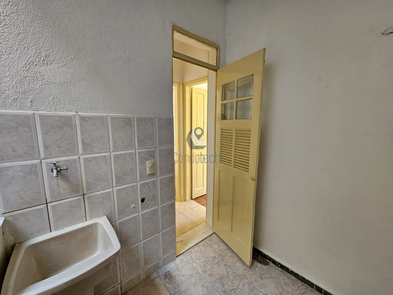 Apartamento de 2 quartos com piso de madeira ou laminado — photo 4