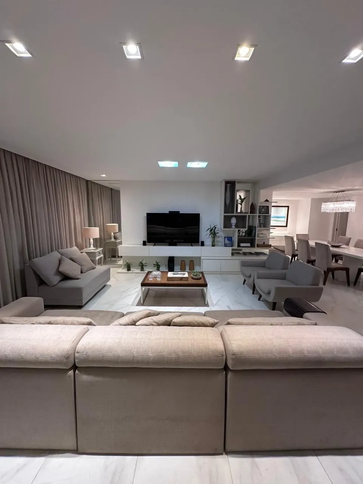 Furnished apartment with 4 bedrooms and 195 m²