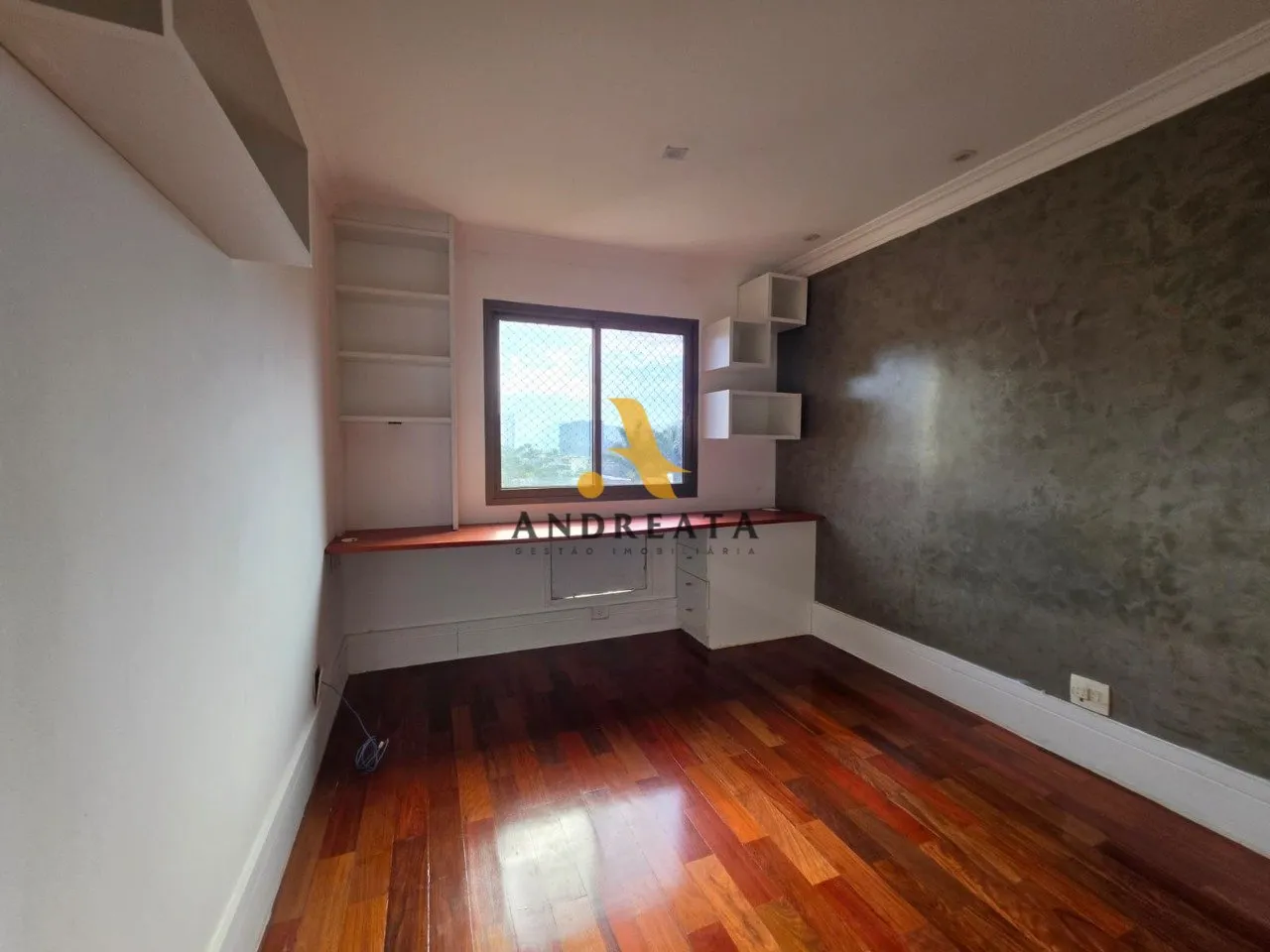 Apartment on the 5th floor with a glass-enclosed balcony — photo 9