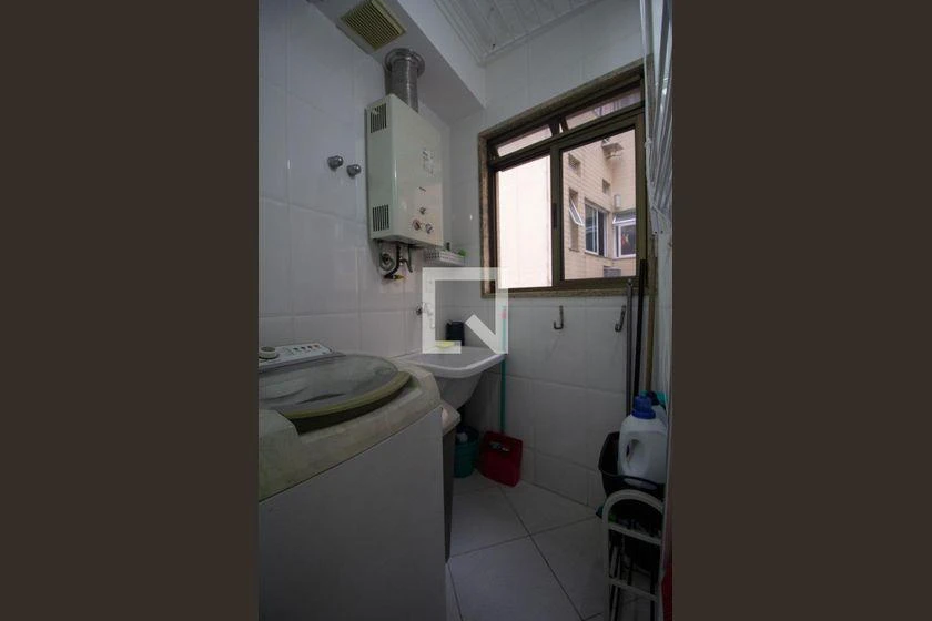Furnished apartment with 2 en-suite bedrooms and desk — photo 40