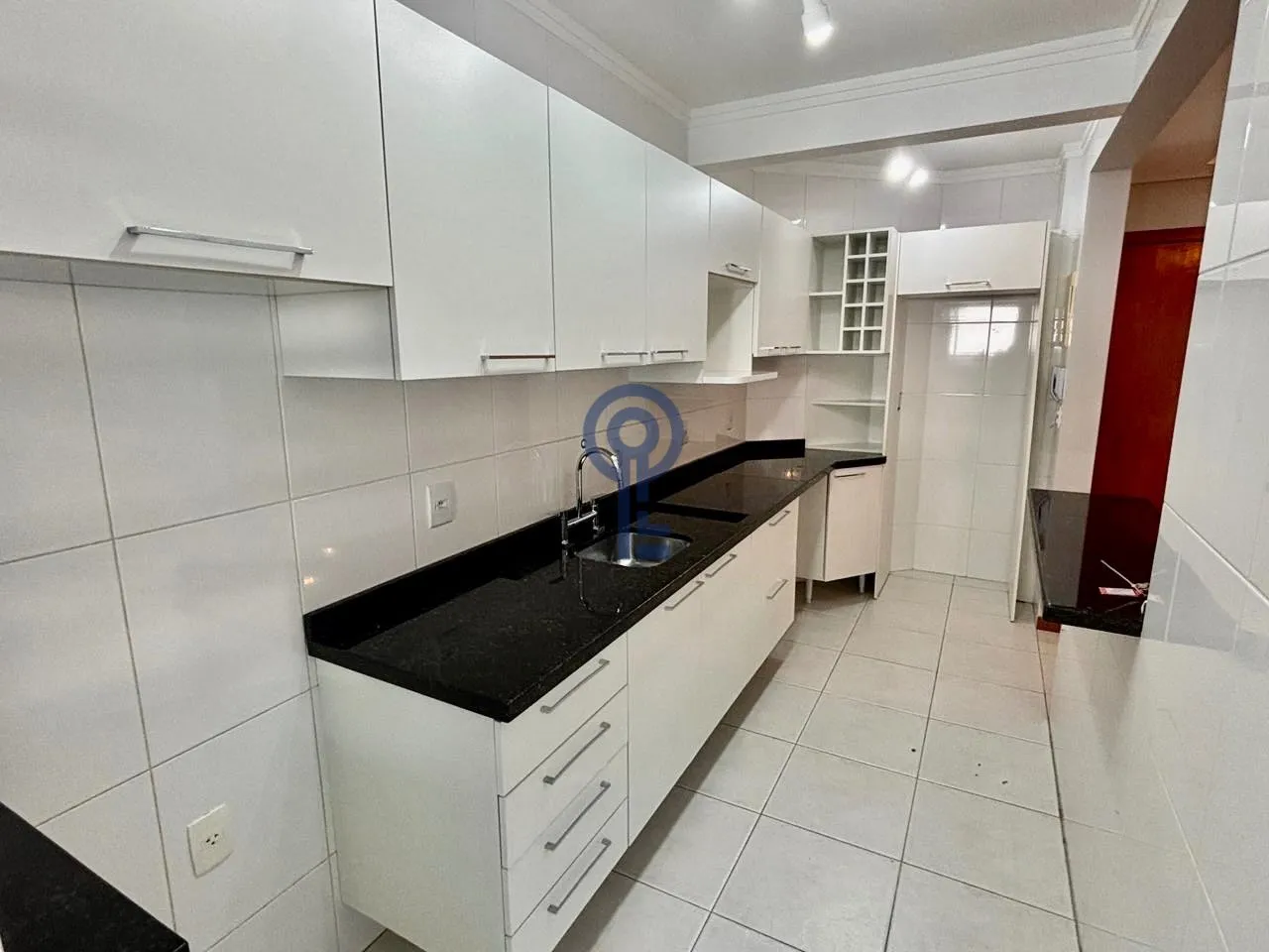 2-bedroom apartment in a building with a gym — photo 13