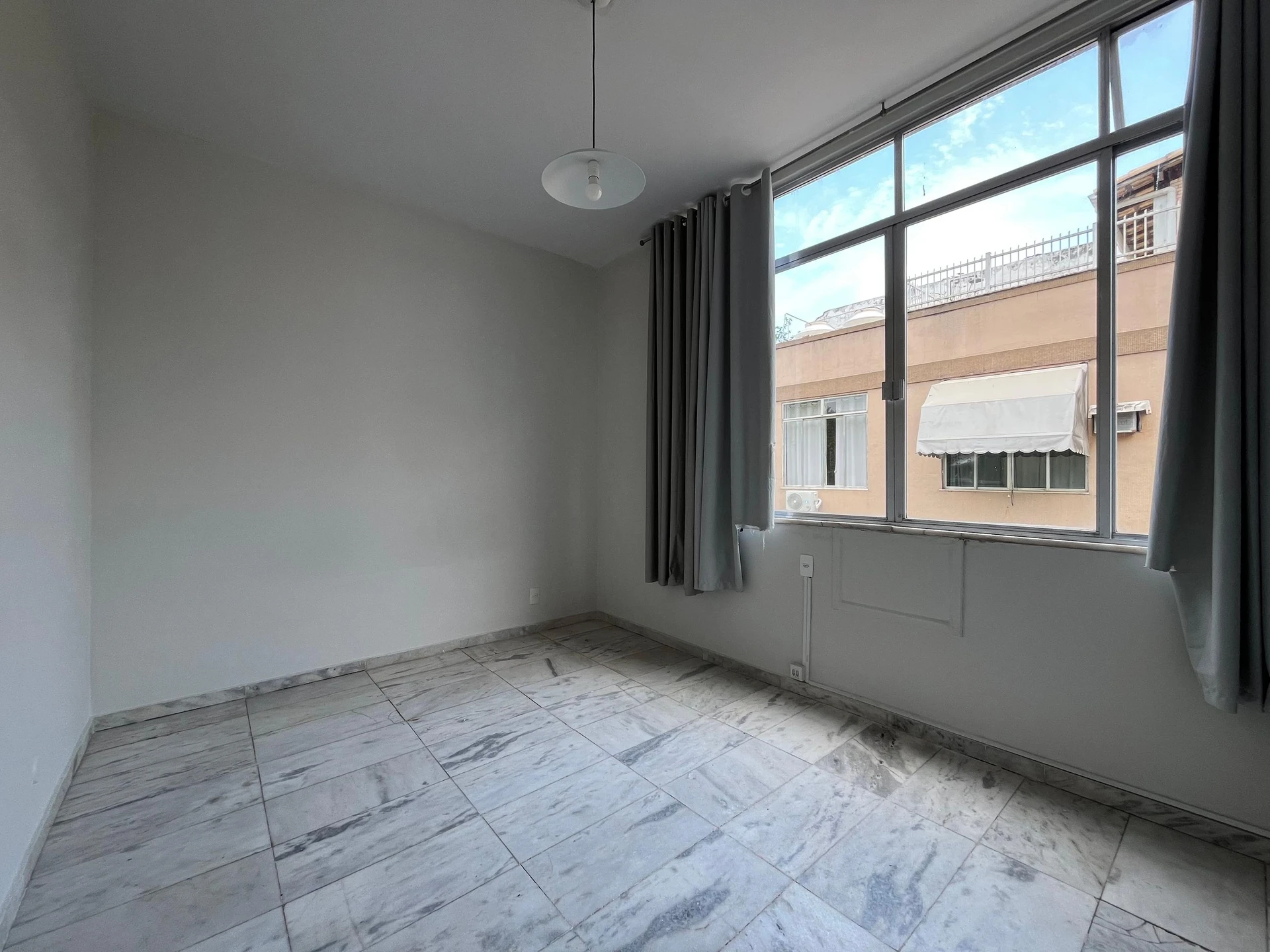 Bathtub in a 2-bedroom apartment, 170 m² — photo 9