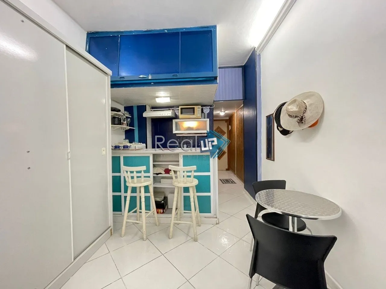 Furnished 1-bedroom apartment with compact kitchenette — photo 2