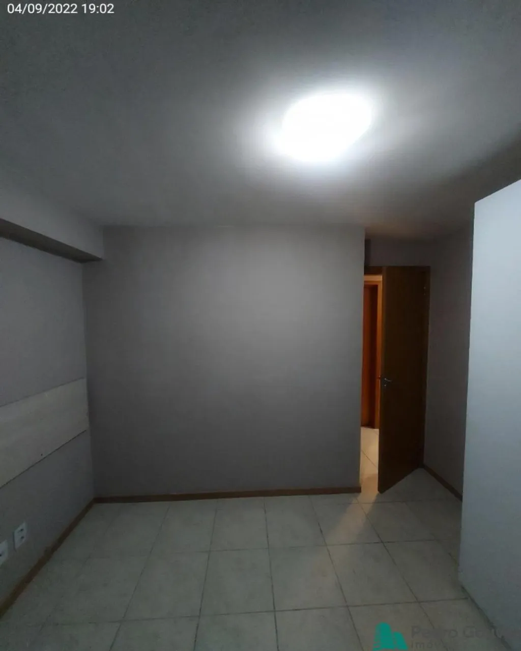 Apartamento residencial com cozinha fechada e coifa — photo 14