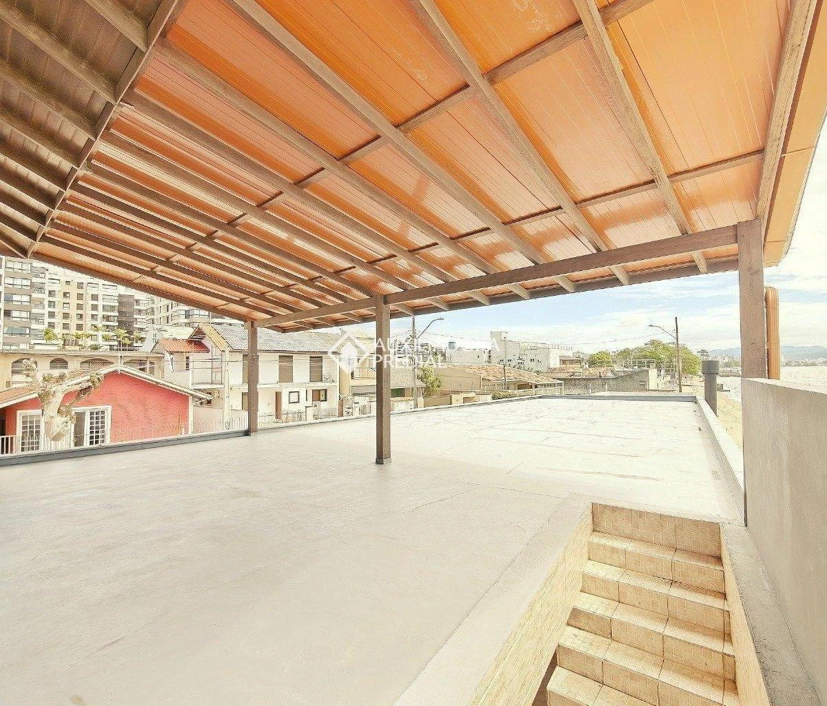 Water view in a 4-bedroom house, 320 m² — photo 17