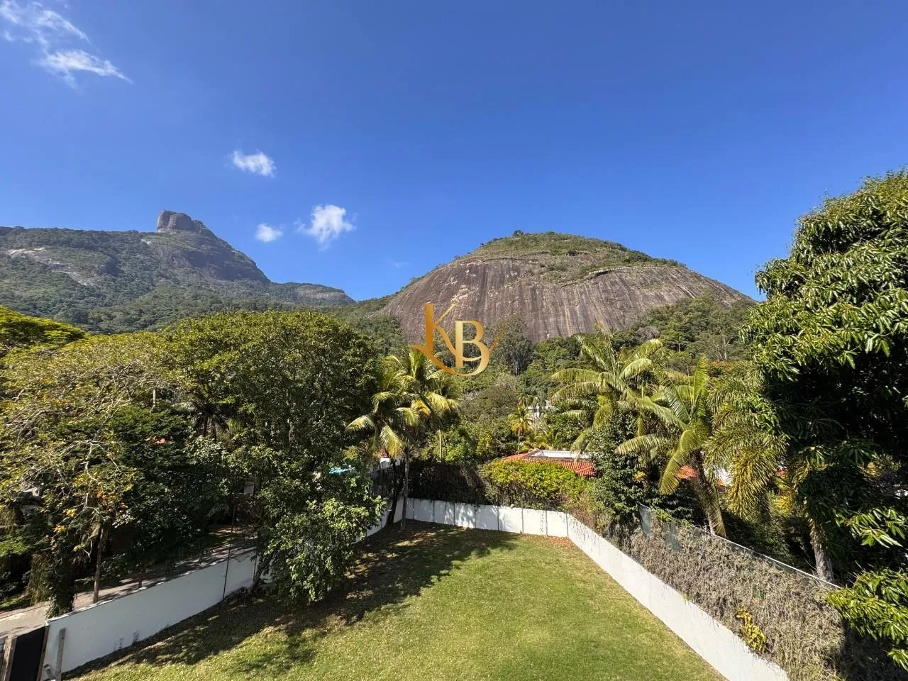Casa com 5 quartos e área de piscina ao ar livre — photo 49