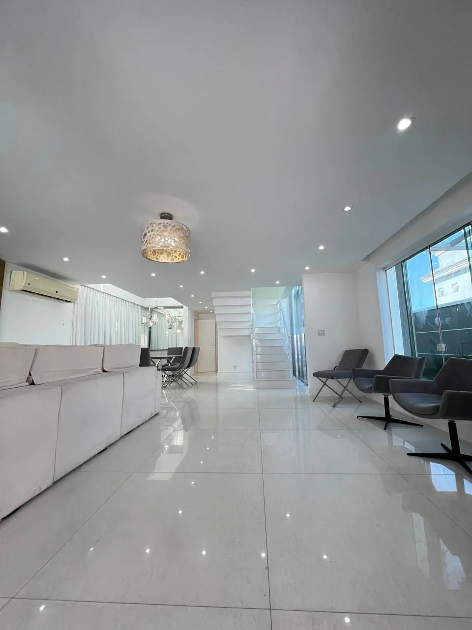 Furnished triplex home with 4 en-suites and 4 parking — photo 6
