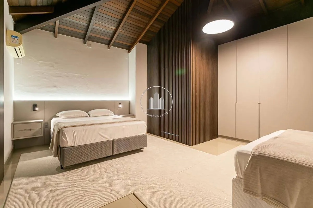 House with 6 en-suite bedrooms, 800 m² and 4 parking spots — photo 7