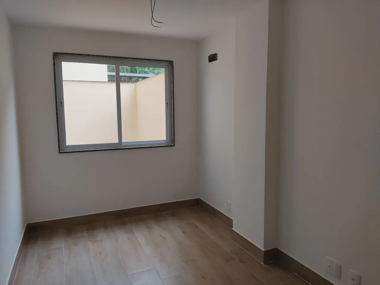 Wood or laminate floors in a 2-bedroom apartment, 80 m² — photo 9