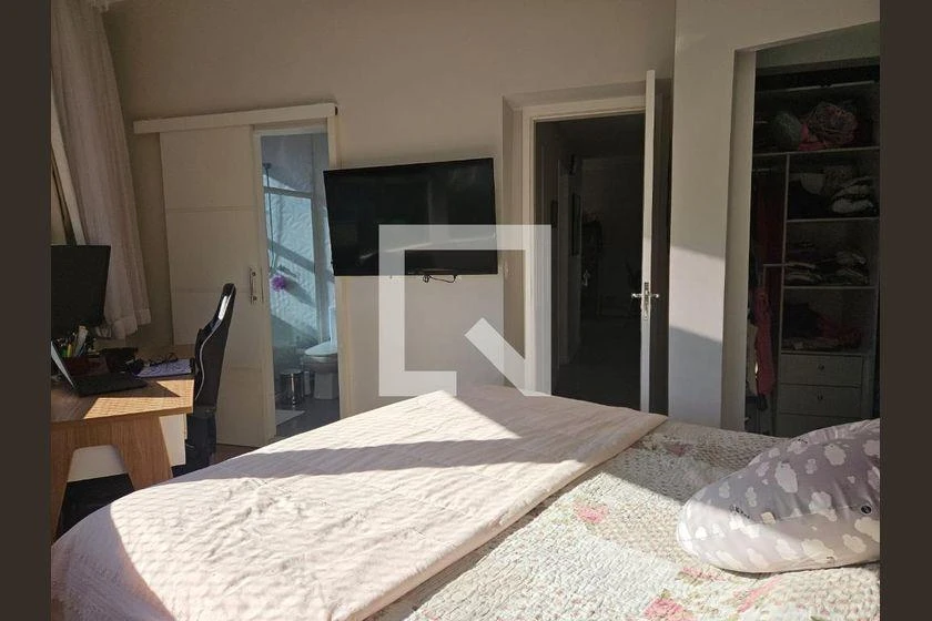 Walk-in closet in a 2-bedroom apartment, 70 m² — photo 6
