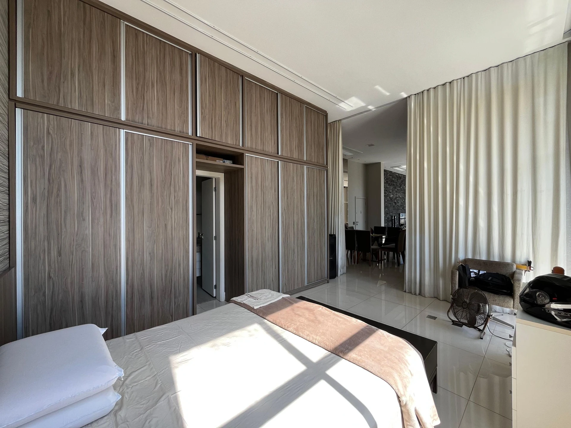 One-bedroom apartment with floor-to-ceiling windows — photo 12