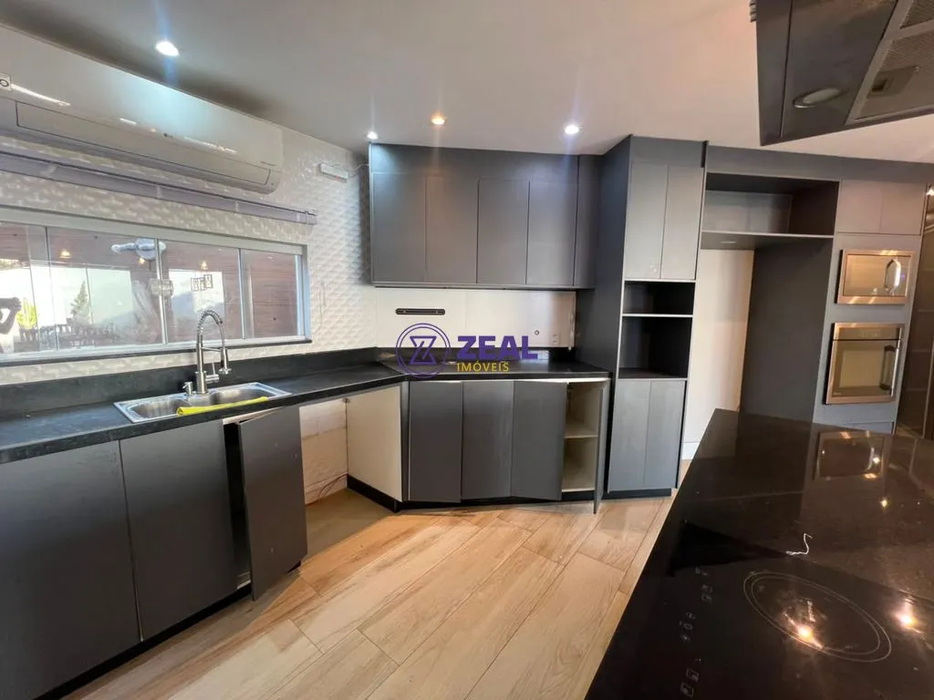 Casa de 280 m² com janelas do piso ao teto e varanda gourmet — photo 16