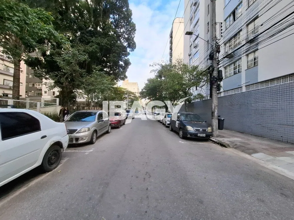 Apartamento de 1 dormitorio con cocina cerrada y plaza — photo 21