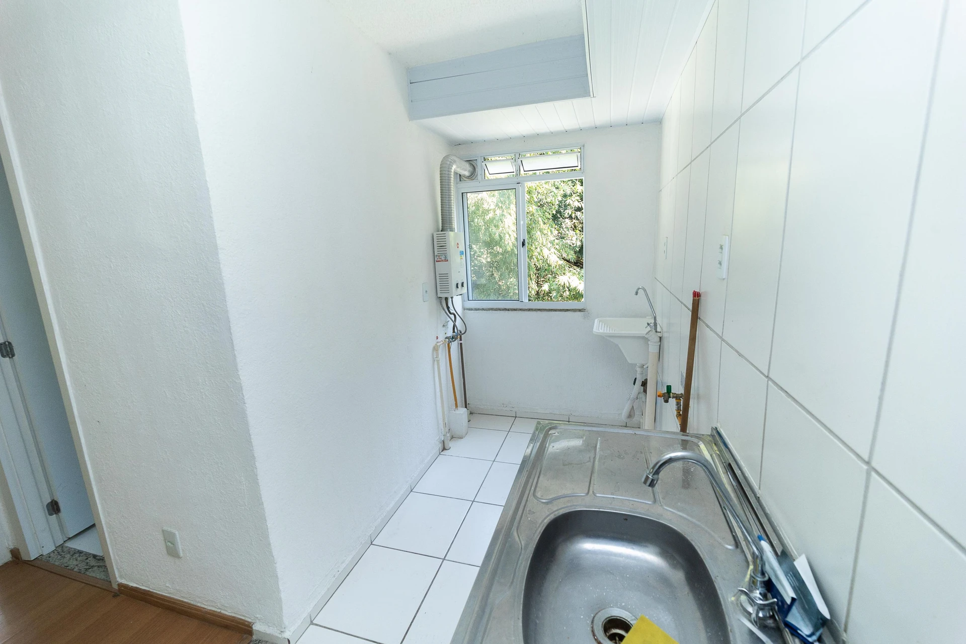 2-bedroom apartment in a building with a gym — photo 7