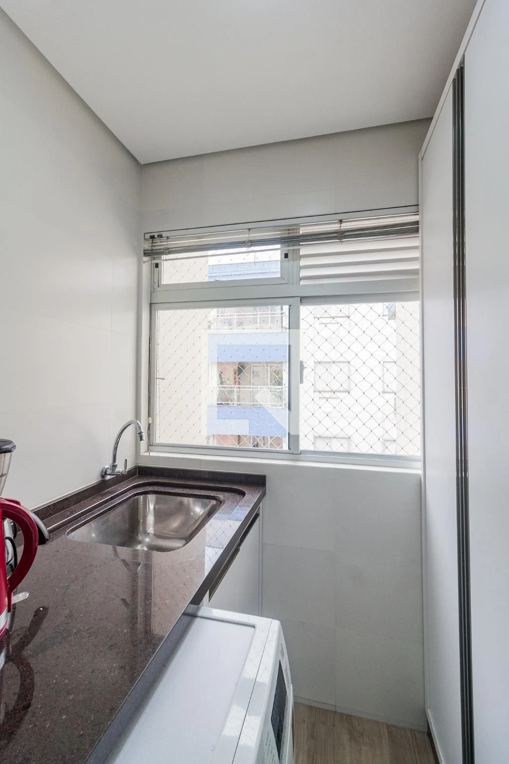 Furnished apartment, 77 m², with a glass-enclosed balcony — photo 36