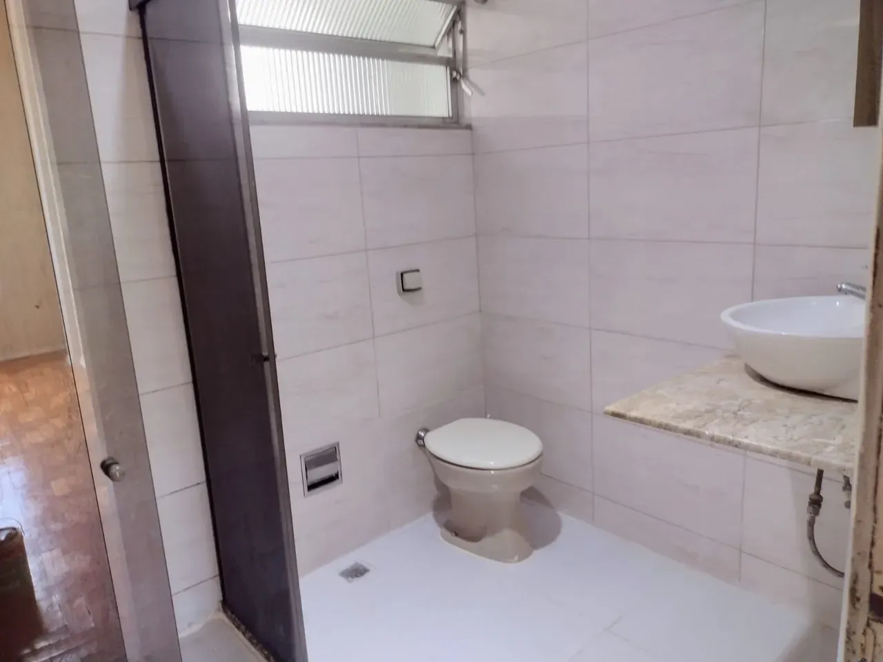 Apartment on the 4th floor with wood or laminate floors — photo 4