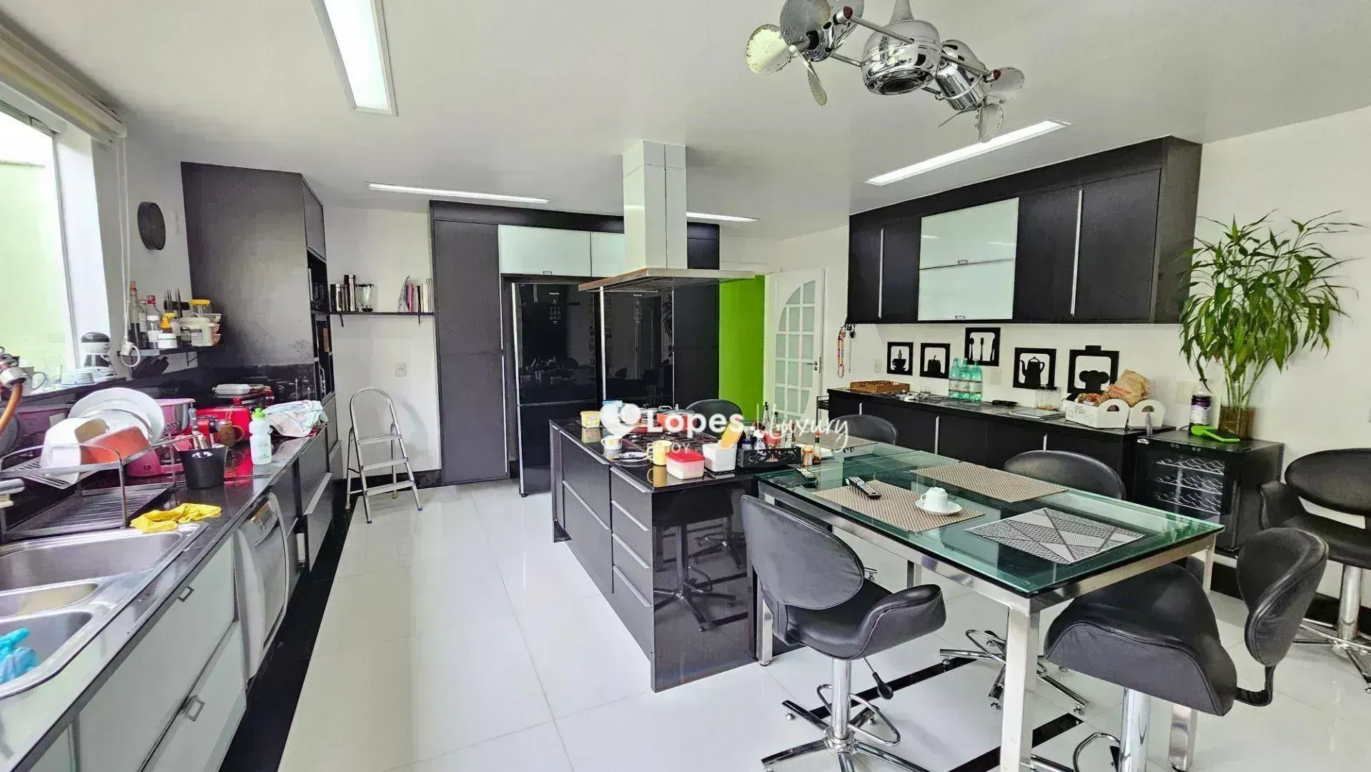 Furnished house with 6 en-suite suites and a private pool — photo 15