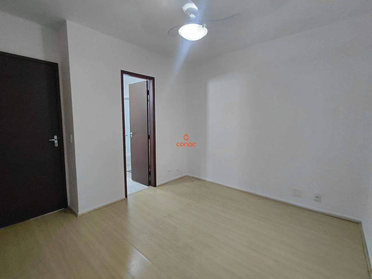 Wood or laminate floors in a 2-bedroom apartment, 88 m² — photo 13