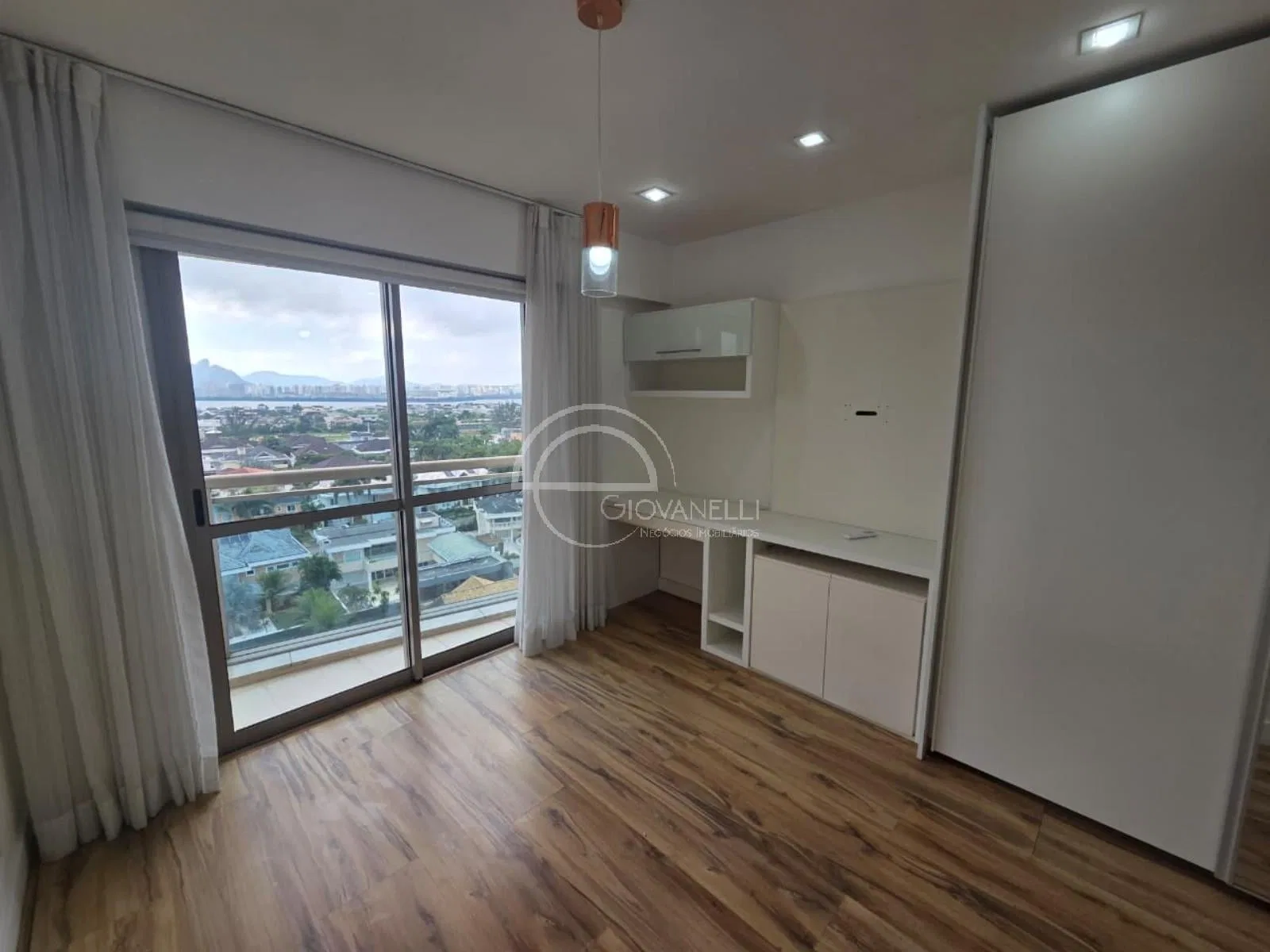 4-bedroom apartment with an enclosed gourmet balcony — photo 10