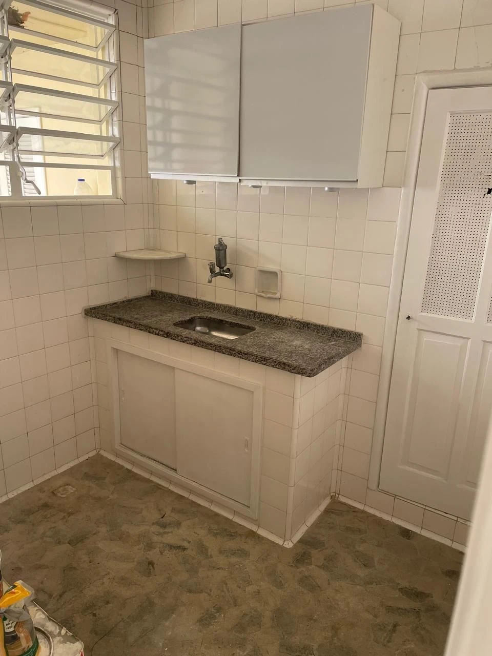 3-bedroom apartment with a separate, closed kitchen — photo 2