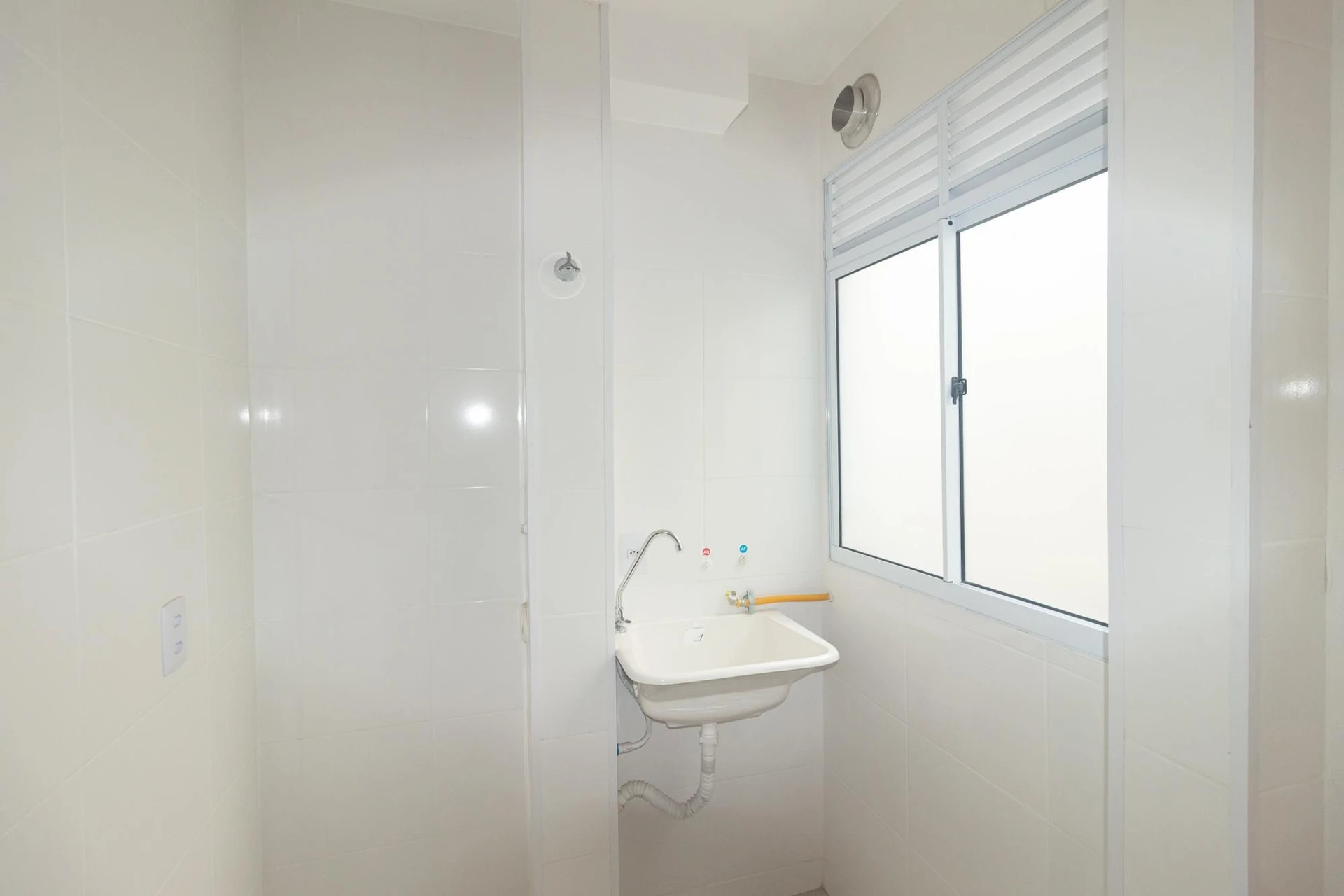 Unfurnished apartment with 2 bedrooms and laundry area — photo 43