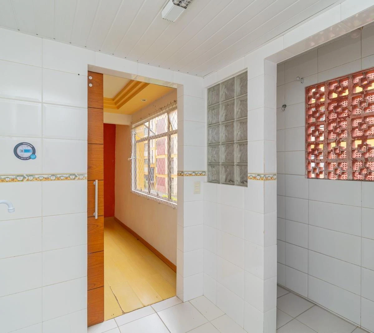 2-bedroom apartment with wood or laminate floors in Curitiba — photo 6