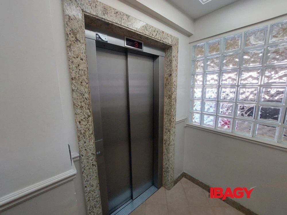2-bedroom apartment with a closed-off kitchen — photo 14