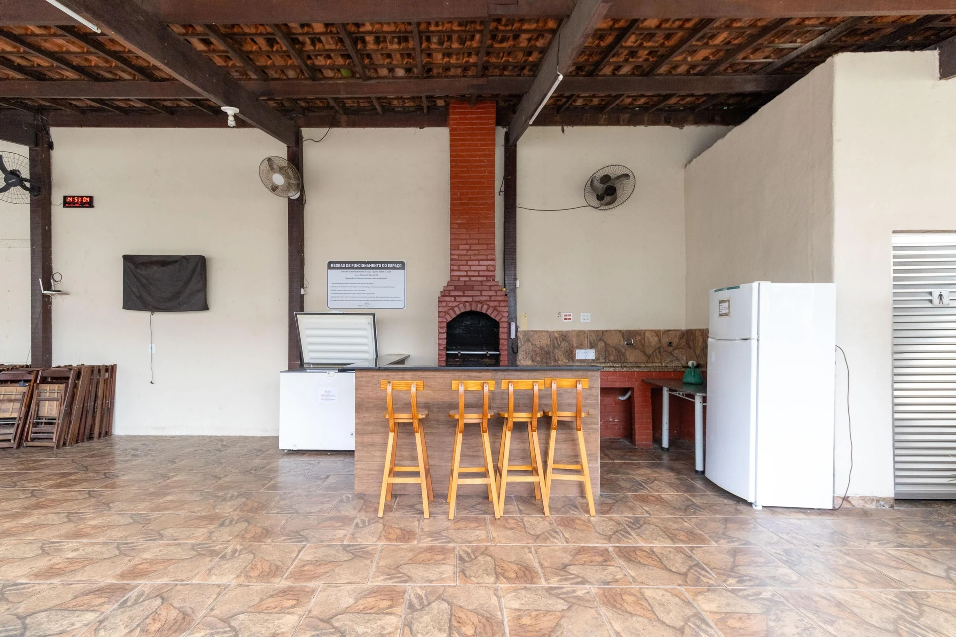 2-bedroom apartment in a building with a gym — photo 38