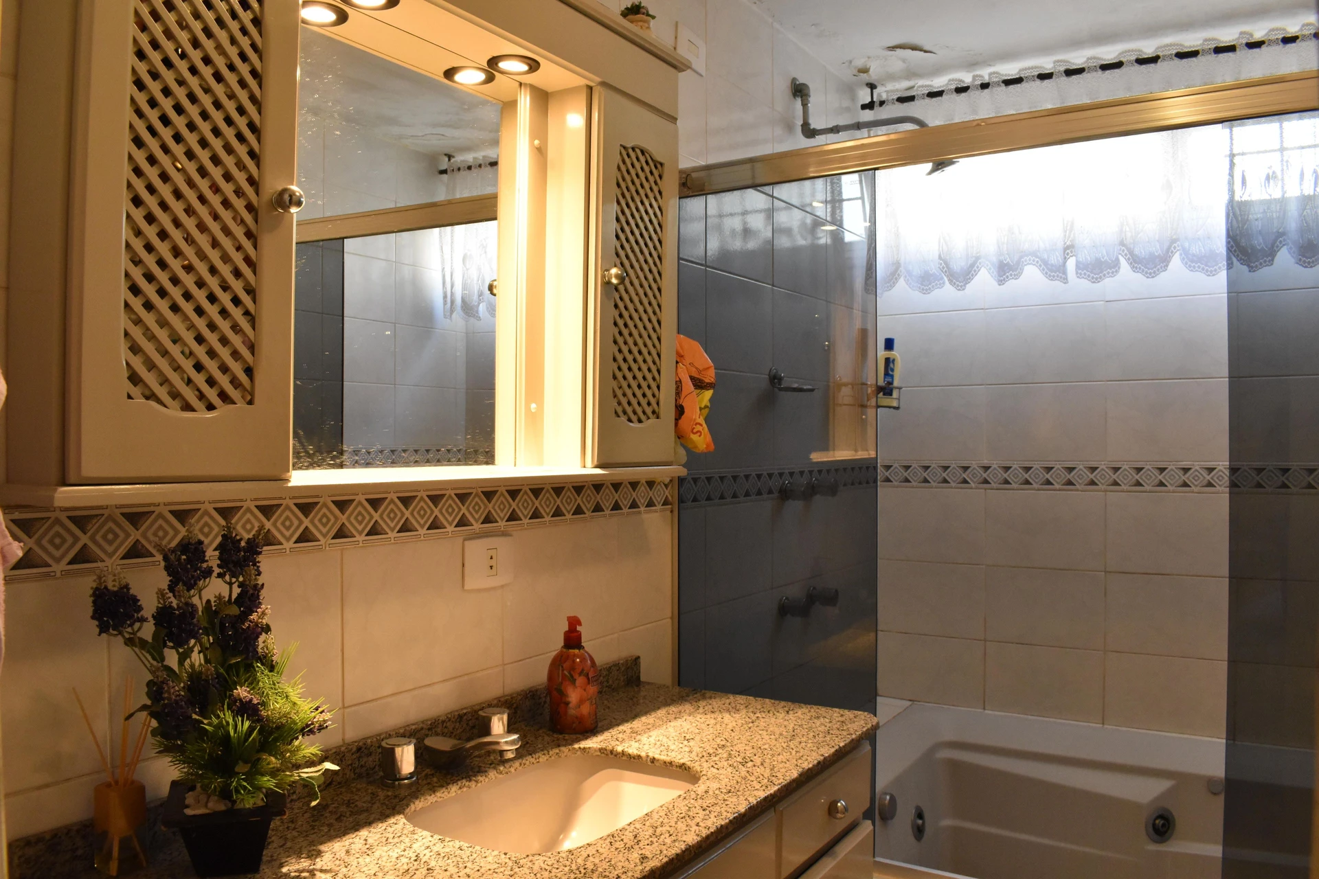 3-bedroom apartment with a bathtub in Curitiba — photo 31