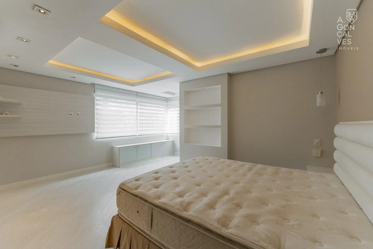 4-bedroom house with floor-to-ceiling windows in Curitiba — photo 13