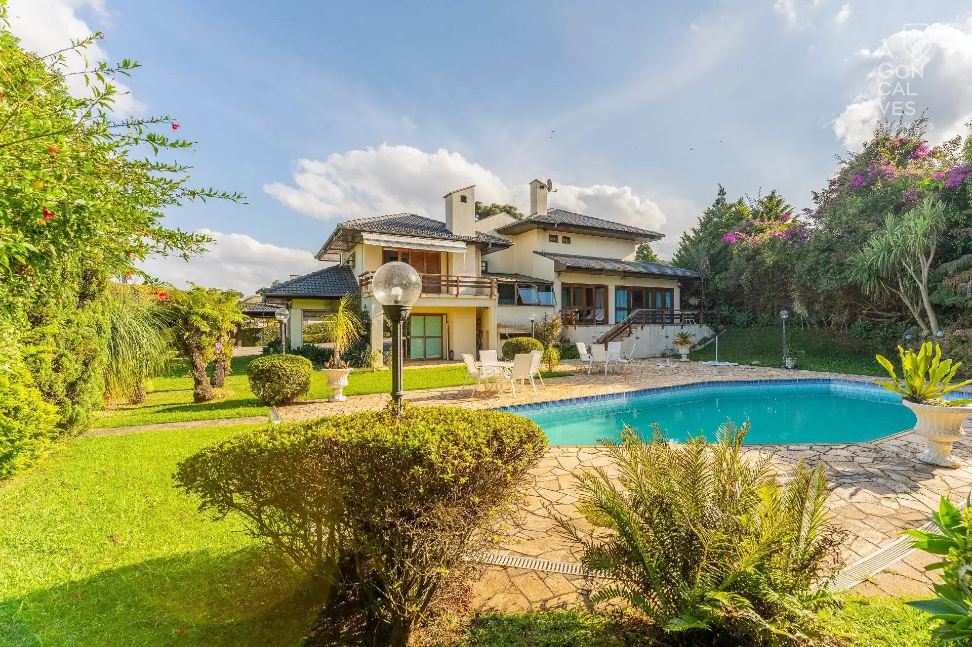 House with 4 bedrooms and 5 bathrooms plus glass balcony
