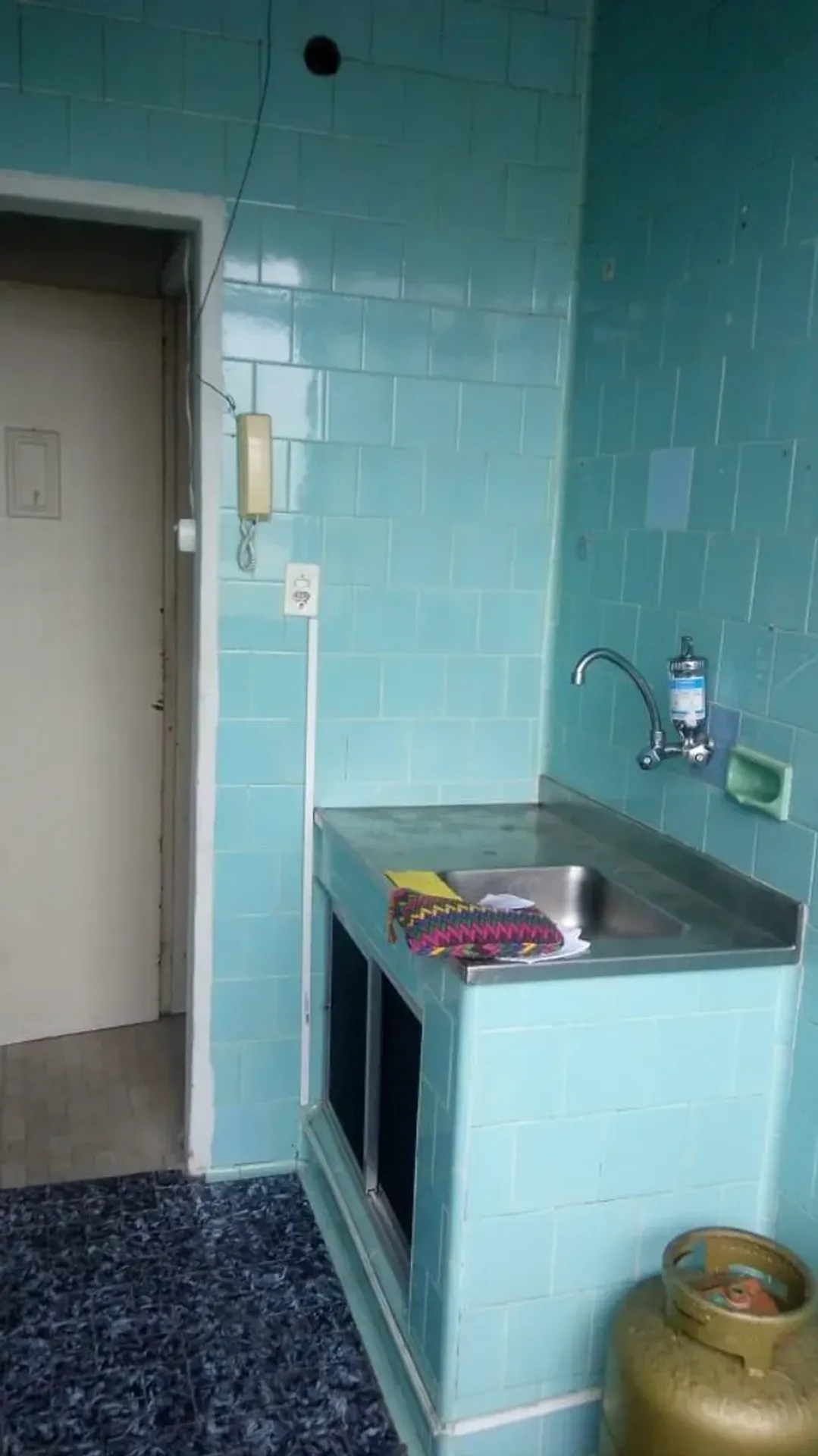 Wood or laminate floors in a one-bedroom apartment, 40 m² — photo 2