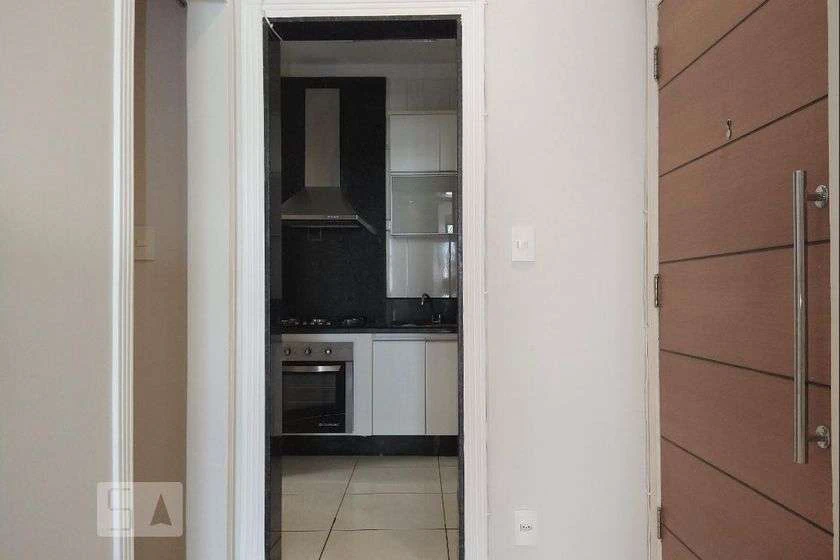 Apartamento de 2 quartos com cozinha fechada e área de serviço