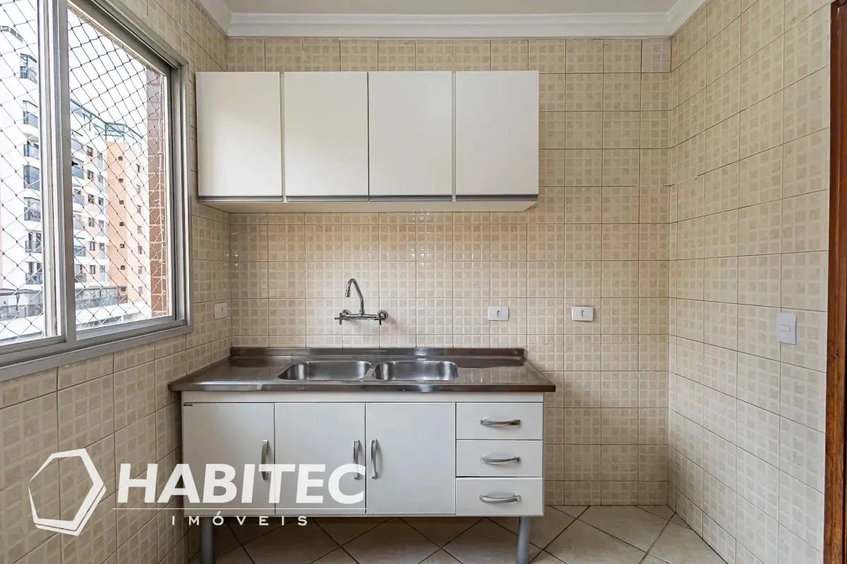 Wood or laminate floors in a 3-bedroom apartment, 102 m² — photo 6