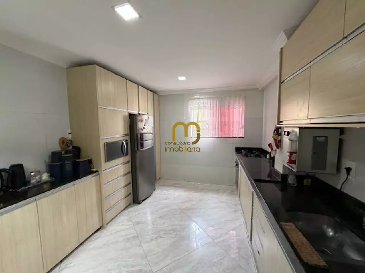Furnished house, 300 m², with a glass-enclosed balcony — photo 12