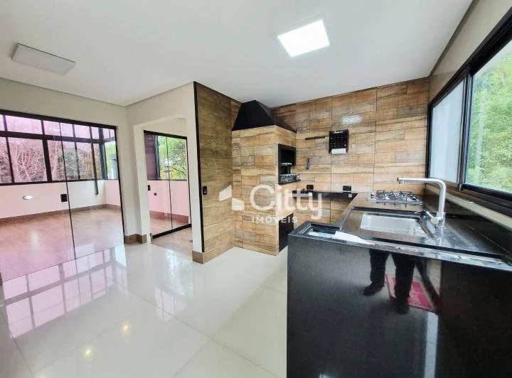 Casa de 128 m² com 3 suítes e piscina no condomínio